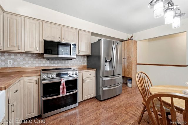 15274 Regina Avenue, Allen Park, MI 48101