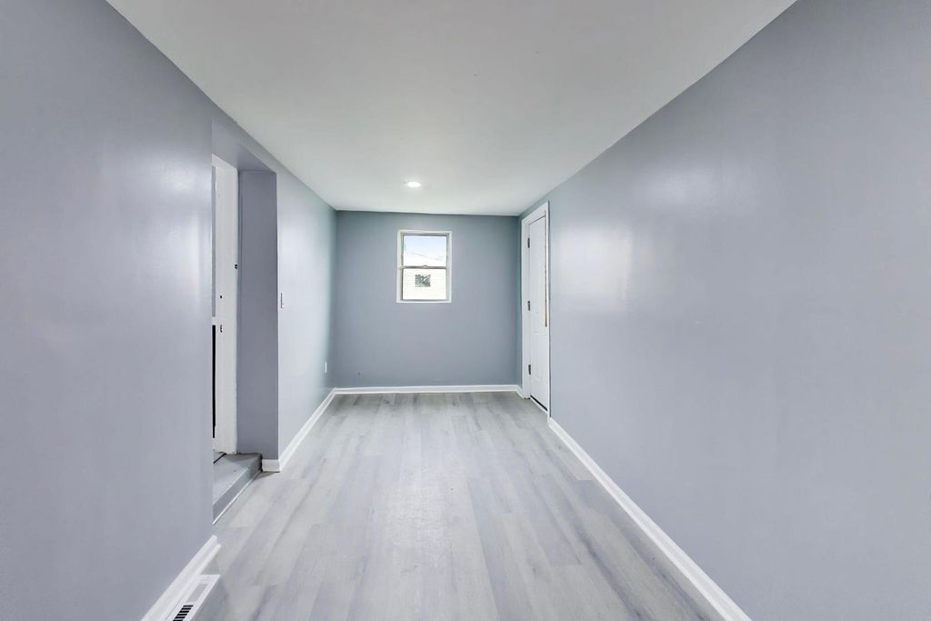 Image 12 of property listing at 9549 S Calumet Avenue, Chicago, IL 60628