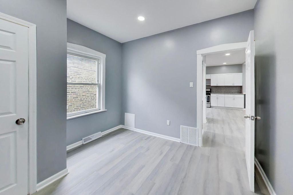 Image 16 of property listing at 9549 S Calumet Avenue, Chicago, IL 60628