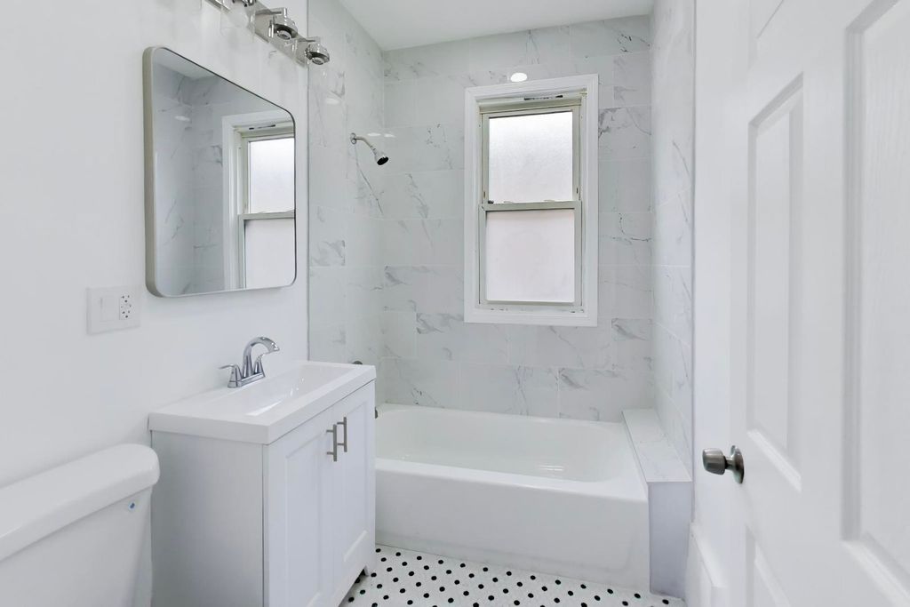 Image 17 of property listing at 9549 S Calumet Avenue, Chicago, IL 60628