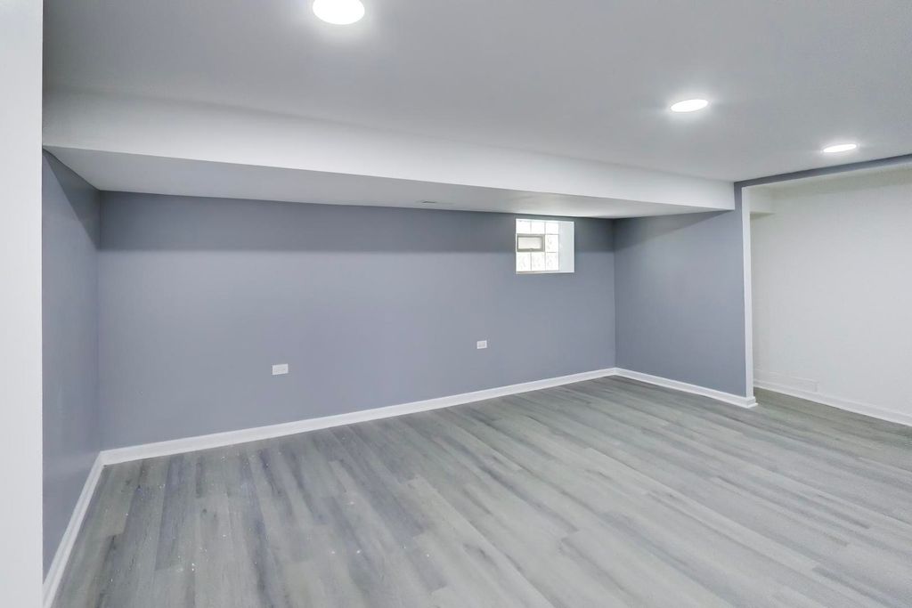 Image 24 of property listing at 9549 S Calumet Avenue, Chicago, IL 60628