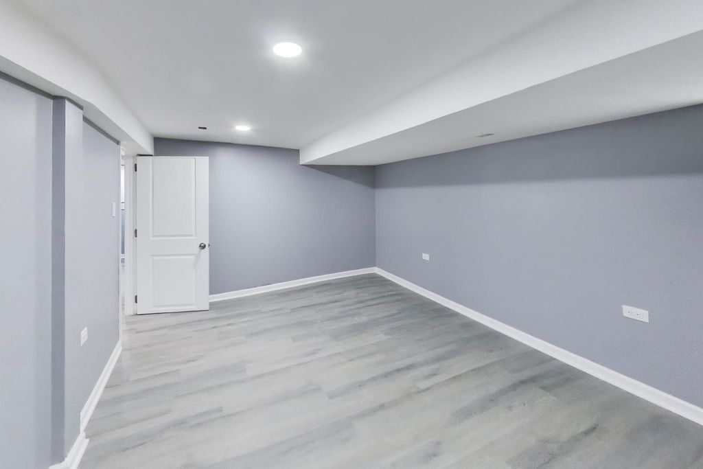 Image 26 of property listing at 9549 S Calumet Avenue, Chicago, IL 60628