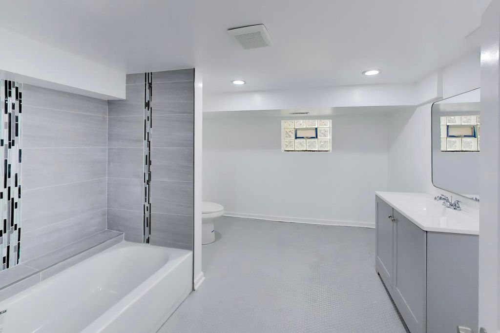 Image 27 of property listing at 9549 S Calumet Avenue, Chicago, IL 60628
