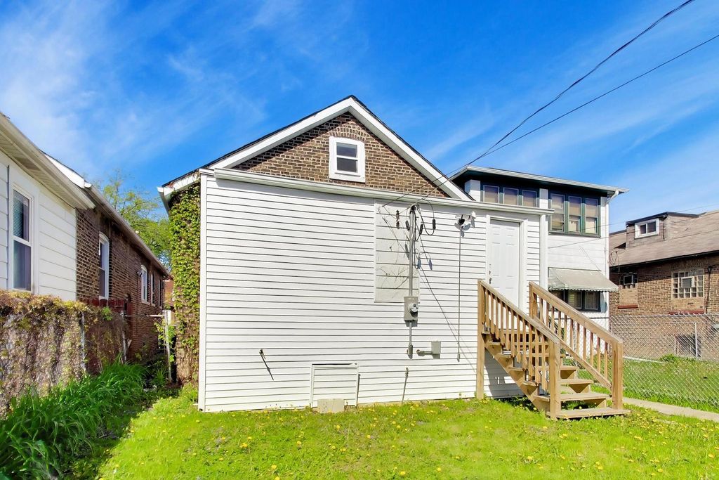 Image 30 of property listing at 9549 S Calumet Avenue, Chicago, IL 60628