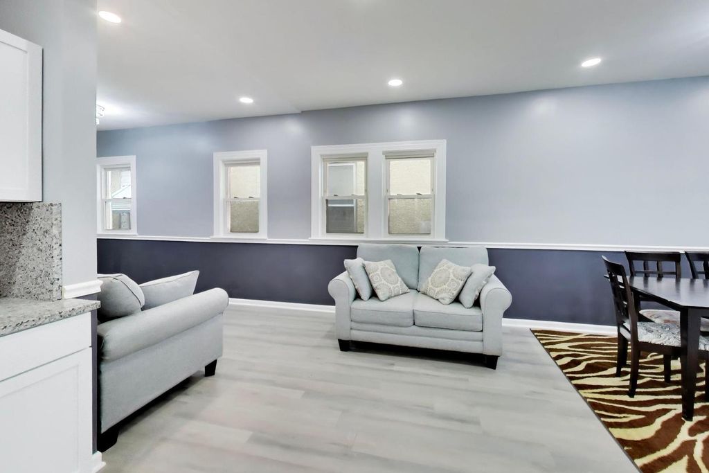 Image 5 of property listing at 9549 S Calumet Avenue, Chicago, IL 60628