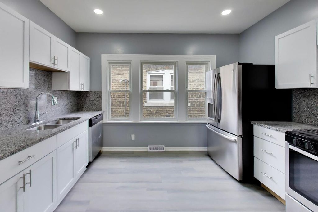 Image 8 of property listing at 9549 S Calumet Avenue, Chicago, IL 60628