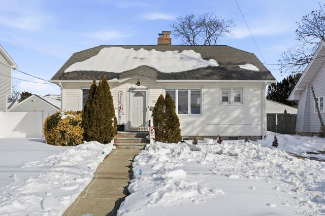 59 Homecrest Court, Oceanside, NY 11572