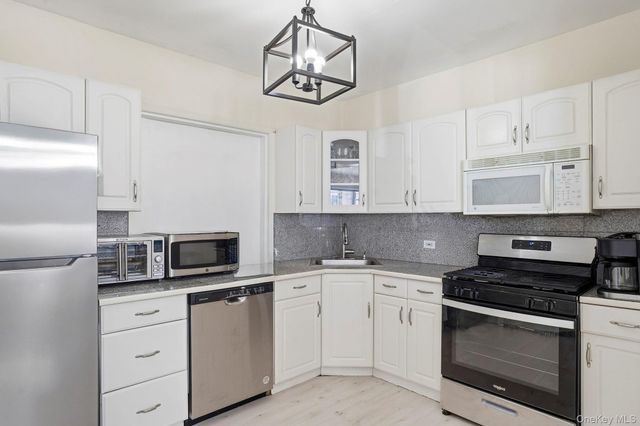 59 Homecrest Court, Oceanside, NY 11572