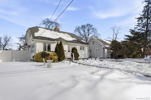 59 Homecrest Court, Oceanside, NY 11572