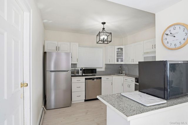 59 Homecrest Court, Oceanside, NY 11572