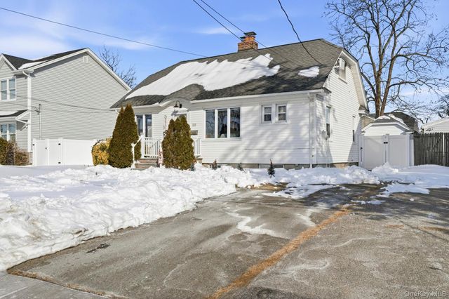 59 Homecrest Court, Oceanside, NY 11572