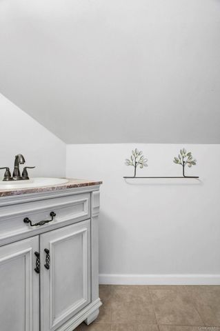 59 Homecrest Court, Oceanside, NY 11572