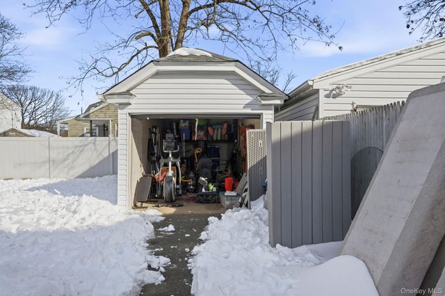 59 Homecrest Court, Oceanside, NY 11572