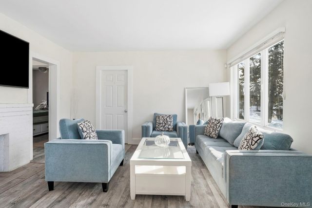 59 Homecrest Court, Oceanside, NY 11572