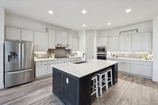 1386 Lyme Park, Bulverde, TX 78163