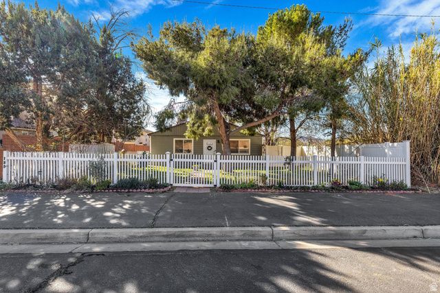 185 W CENTER ST, Ivins, UT 84738