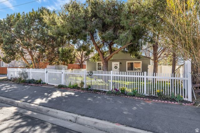 185 W CENTER ST, Ivins, UT 84738