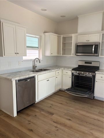 130 Lavaca, Rockport, TX 78382