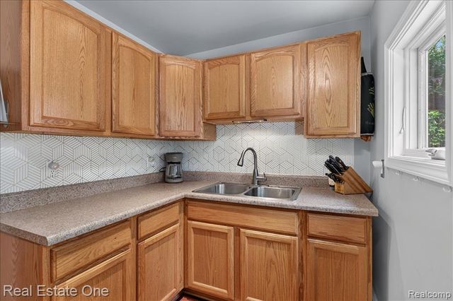 836 Pine Tree Road, Lake Orion, MI 48362