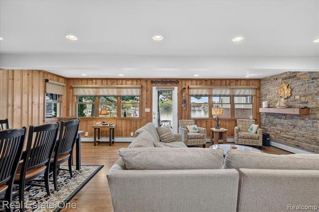 836 Pine Tree Road, Lake Orion, MI 48362