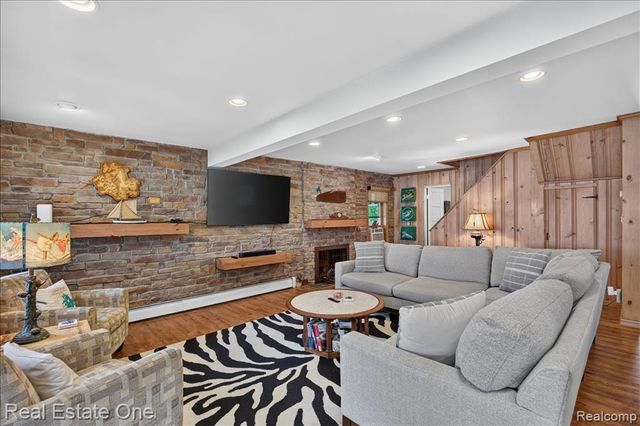 836 Pine Tree Road, Lake Orion, MI 48362