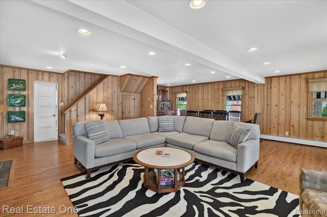 836 Pine Tree Road, Lake Orion, MI 48362