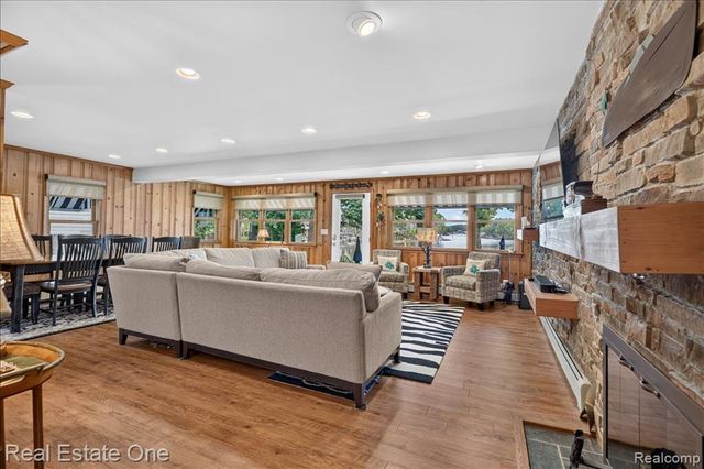 836 Pine Tree Road, Lake Orion, MI 48362
