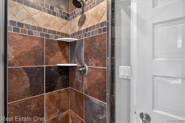 836 Pine Tree Road, Lake Orion, MI 48362