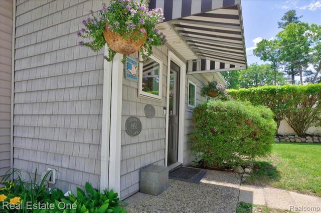 836 Pine Tree Road, Lake Orion, MI 48362