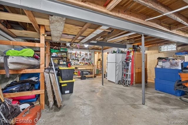 836 Pine Tree Road, Lake Orion, MI 48362