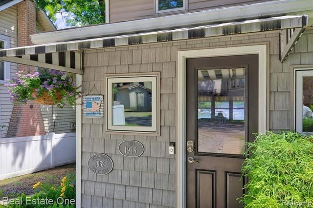 836 Pine Tree Road, Lake Orion, MI 48362