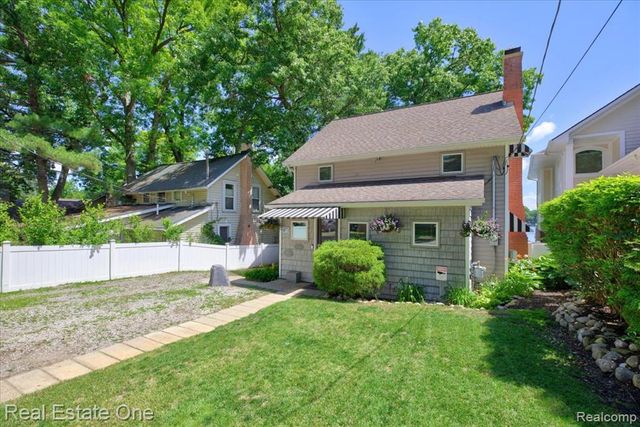 836 Pine Tree Road, Lake Orion, MI 48362