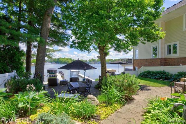 836 Pine Tree Road, Lake Orion, MI 48362