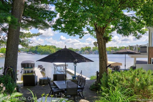 836 Pine Tree Road, Lake Orion, MI 48362