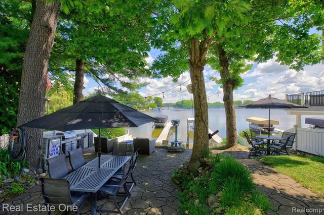 836 Pine Tree Road, Lake Orion, MI 48362