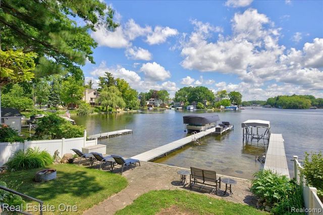 836 Pine Tree Road, Lake Orion, MI 48362