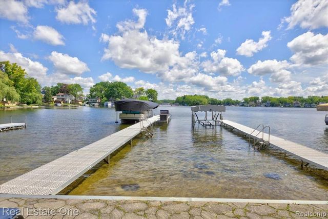 836 Pine Tree Road, Lake Orion, MI 48362