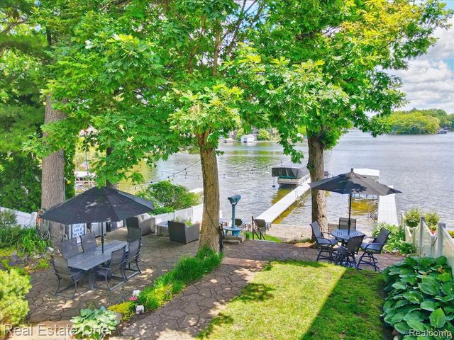 836 Pine Tree Road, Lake Orion, MI 48362