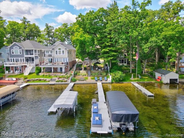 836 Pine Tree Road, Lake Orion, MI 48362