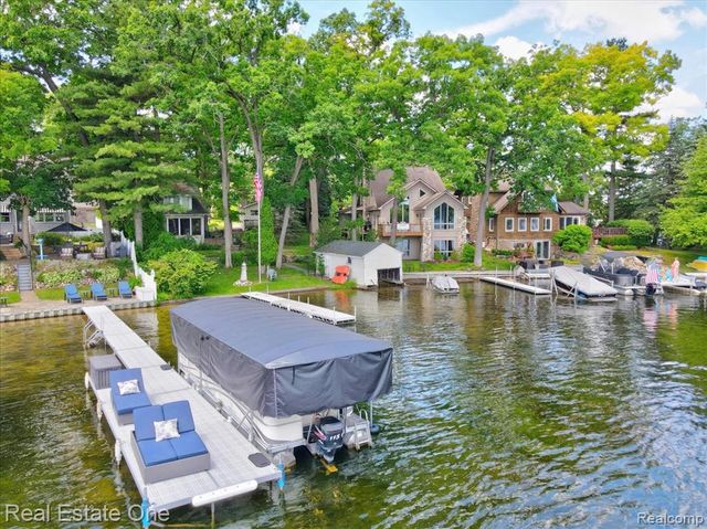 836 Pine Tree Road, Lake Orion, MI 48362