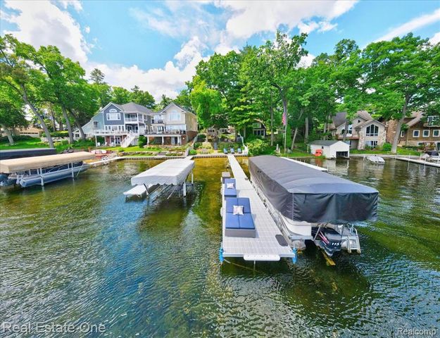 836 Pine Tree Road, Lake Orion, MI 48362