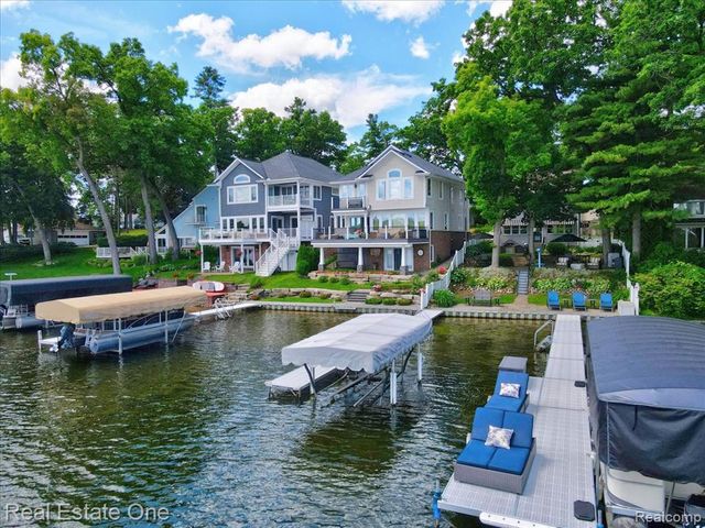 836 Pine Tree Road, Lake Orion, MI 48362
