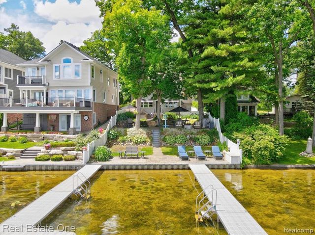 836 Pine Tree Road, Lake Orion, MI 48362