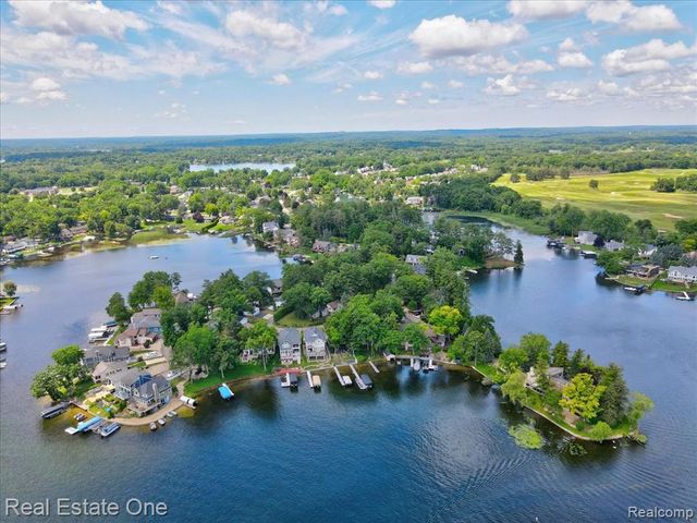 836 Pine Tree Road, Lake Orion, MI 48362