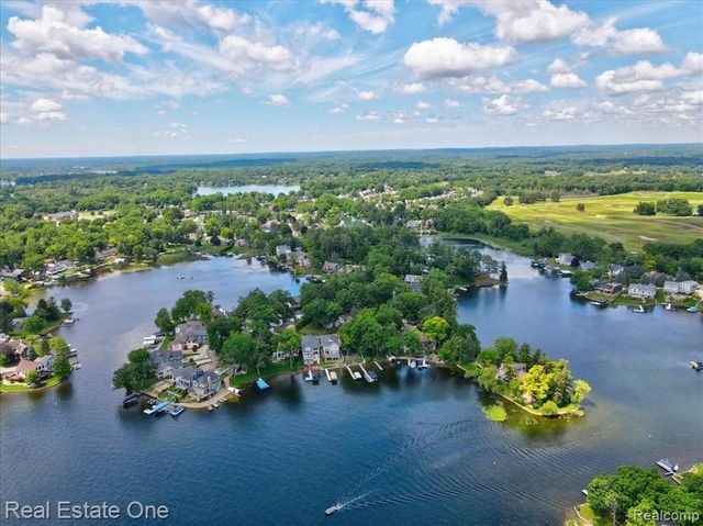 836 Pine Tree Road, Lake Orion, MI 48362