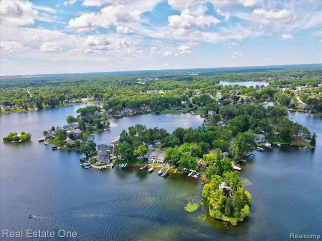 836 Pine Tree Road, Lake Orion, MI 48362