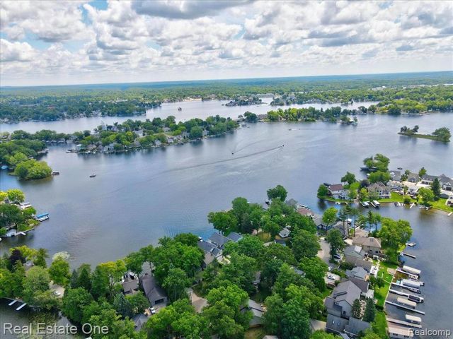 836 Pine Tree Road, Lake Orion, MI 48362