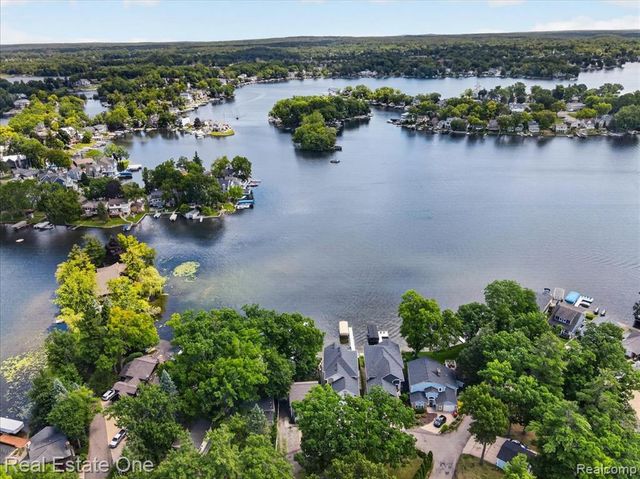836 Pine Tree Road, Lake Orion, MI 48362