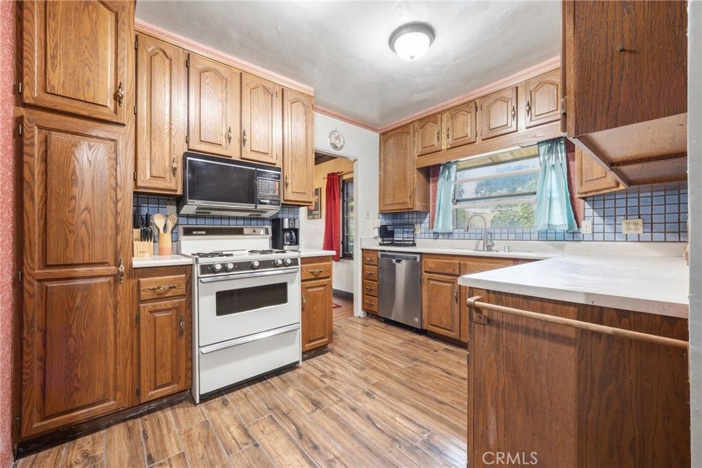 Image 12 of property listing at 733 W 24th Street, San Bernardino, CA 92405