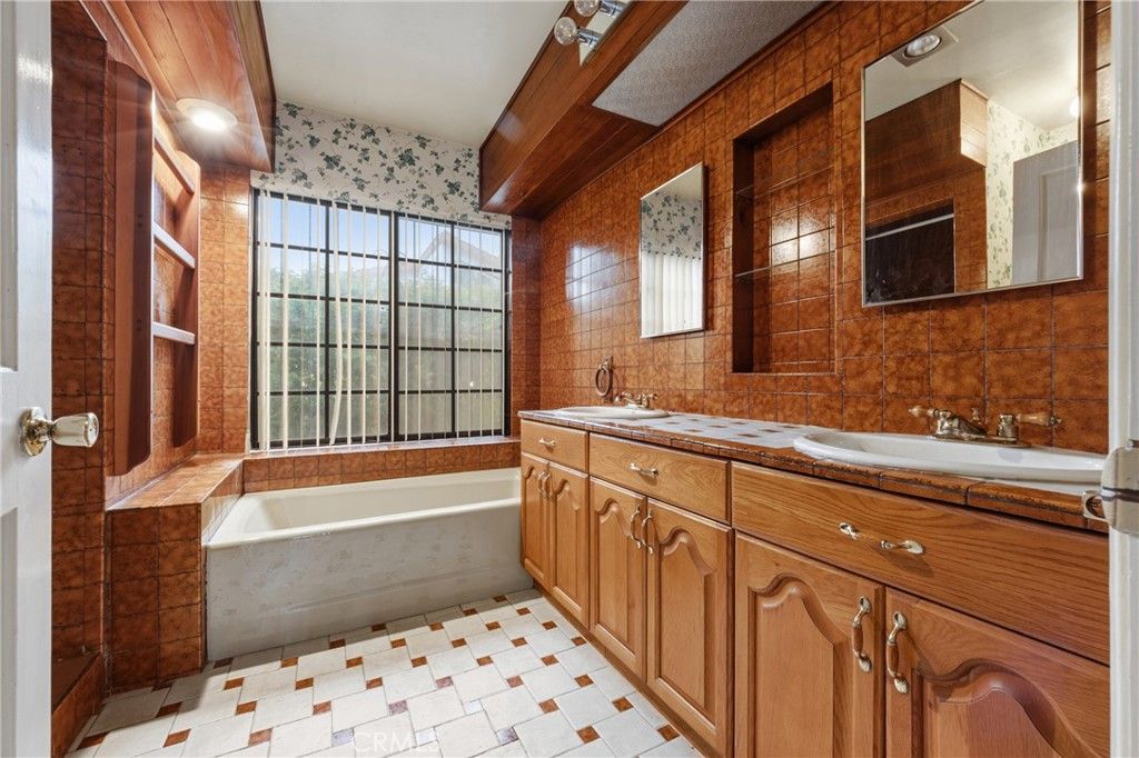 Image 23 of property listing at 733 W 24th Street, San Bernardino, CA 92405